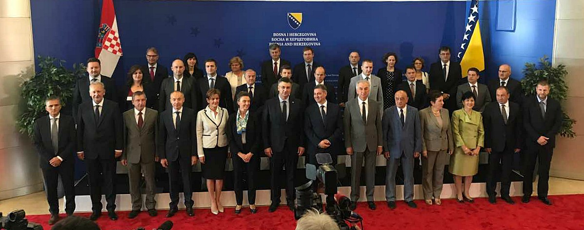 https://www.morh.hr/wp-content/gallery/zajednicka-sjednica-vlade-republike-hrvatske-i-vijeca-ministara-bosne-i-hercegovine/sarajevo_07072017_03.jpg