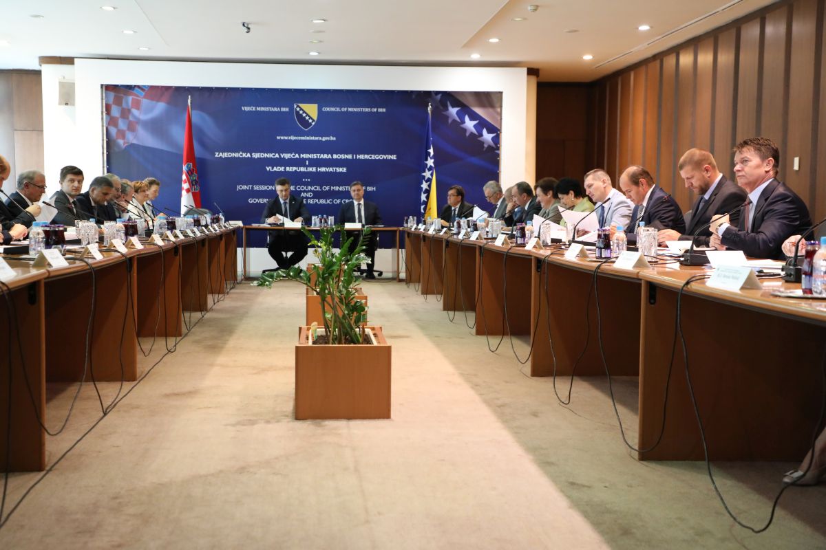 https://www.morh.hr/wp-content/gallery/zajednicka-sjednica-vlade-republike-hrvatske-i-vijeca-ministara-bosne-i-hercegovine/sarajevo_07072017_05.jpg