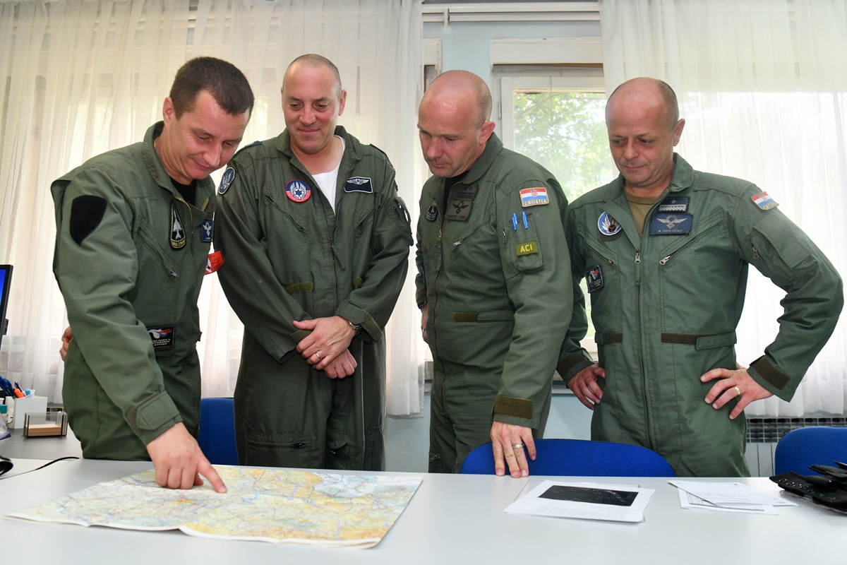 https://www.morh.hr/wp-content/gallery/zajednicki-let-hrvatskog-i-izraelskog-pilota-na-avionu-mig-21/let_hrvatski_izraelski_pilot_03082018_01.jpg