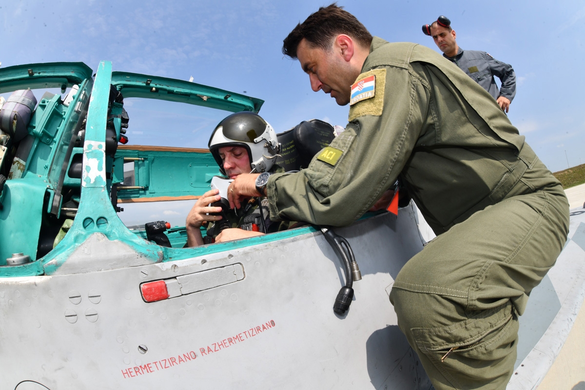 https://www.morh.hr/wp-content/gallery/zajednicki-let-hrvatskog-i-izraelskog-pilota-na-avionu-mig-21/let_hrvatski_izraelski_pilot_03082018_05.jpg