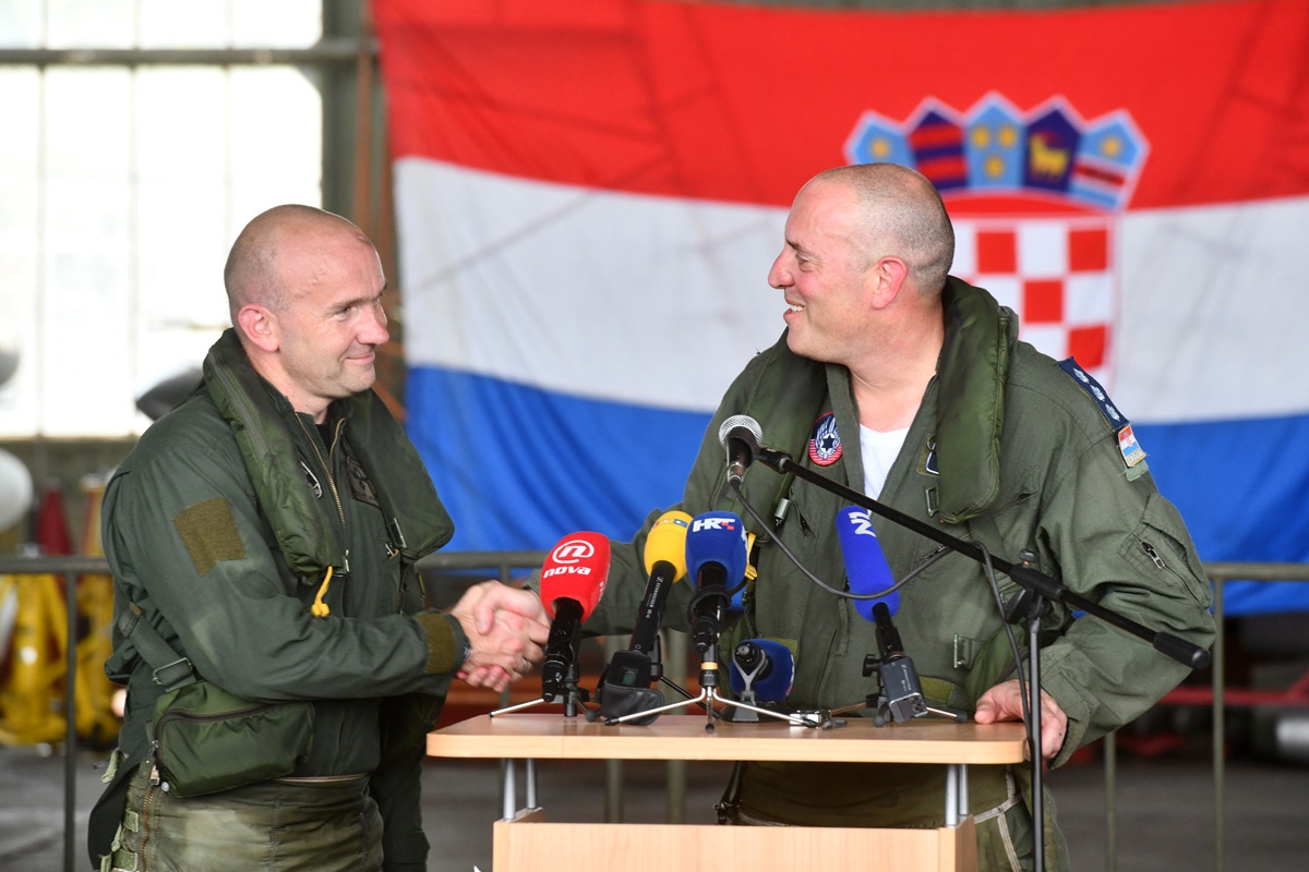 https://www.morh.hr/wp-content/gallery/zajednicki-let-hrvatskog-i-izraelskog-pilota-na-avionu-mig-21/let_hrvatski_izraelski_pilot_03082018_26.jpg
