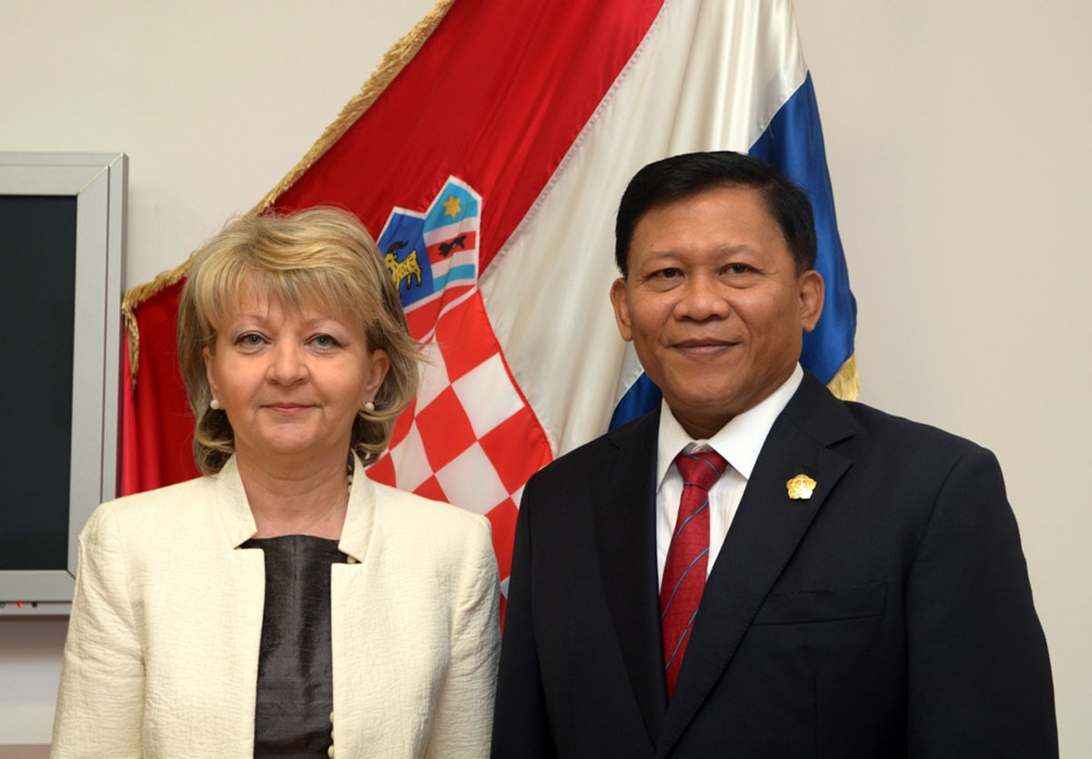 https://www.morh.hr/wp-content/gallery/zamjenica-ministra-obrane-rh-s-izaslanstvom-republike-indonezije/indonezan_16062015_01.jpg