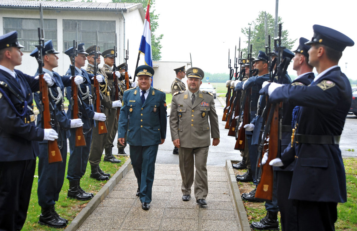 https://www.morh.hr/wp-content/gallery/zamjenica-ministra-obrane-sa-zamjenikom-naelnika-gs-os-makedonije/posjet_makedonija_20052012_2.jpg