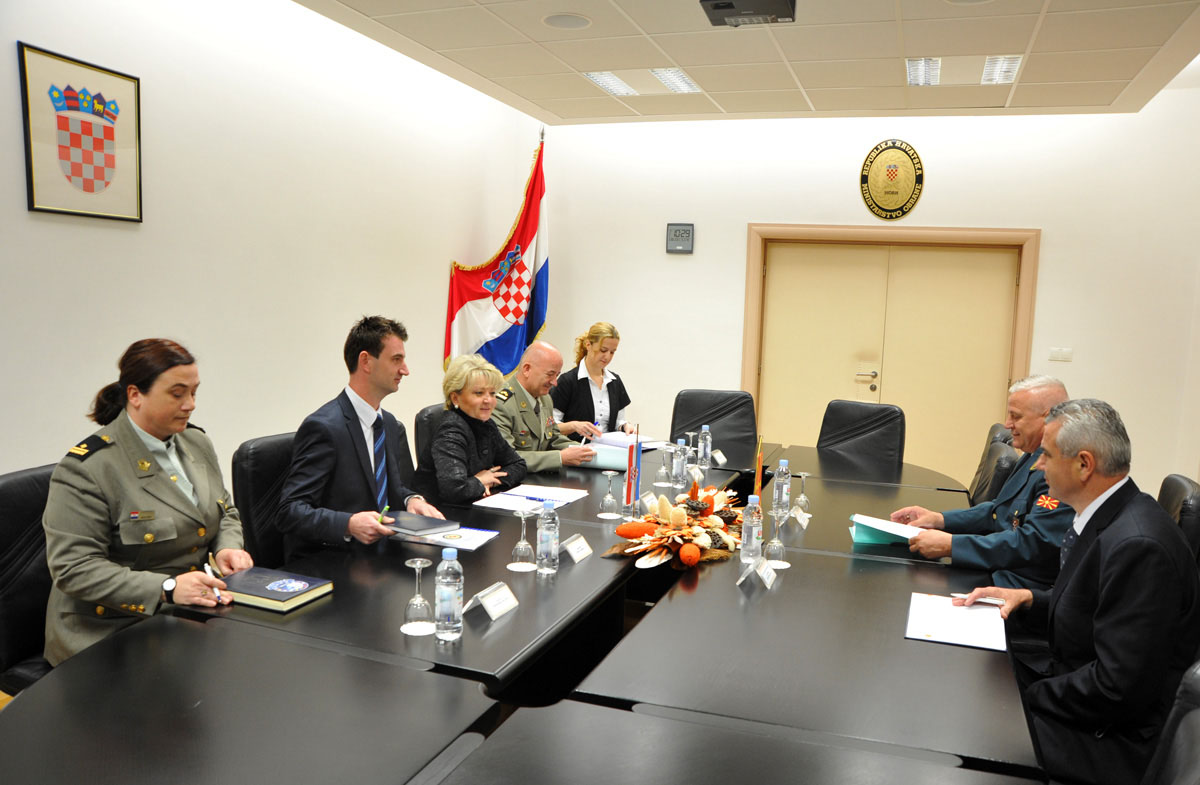 https://www.morh.hr/wp-content/gallery/zamjenica-ministra-obrane-sa-zamjenikom-naelnika-gs-os-makedonije/posjet_makedonija_20052012_4.jpg