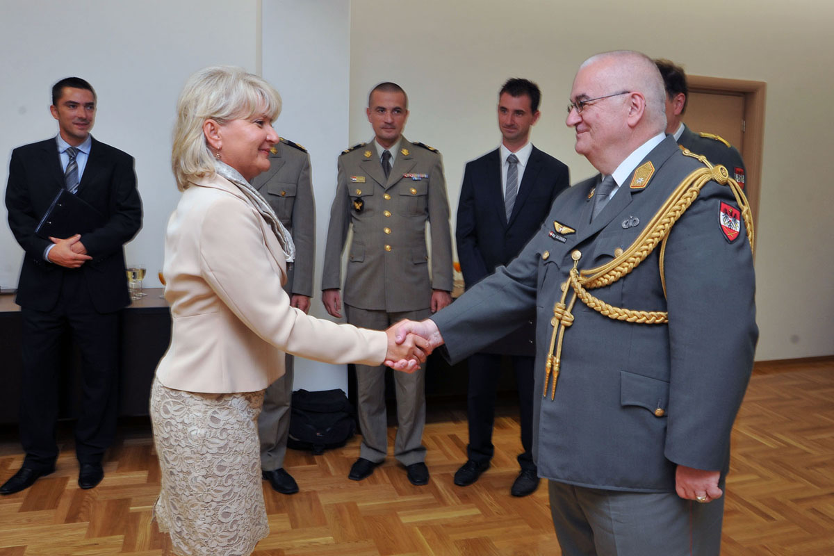 https://www.morh.hr/wp-content/gallery/zamjenica-ministra-obrane-uruila-odlikovanje-austrijskom-generalu-sulzgruberu/austrija_23082012_01.jpg