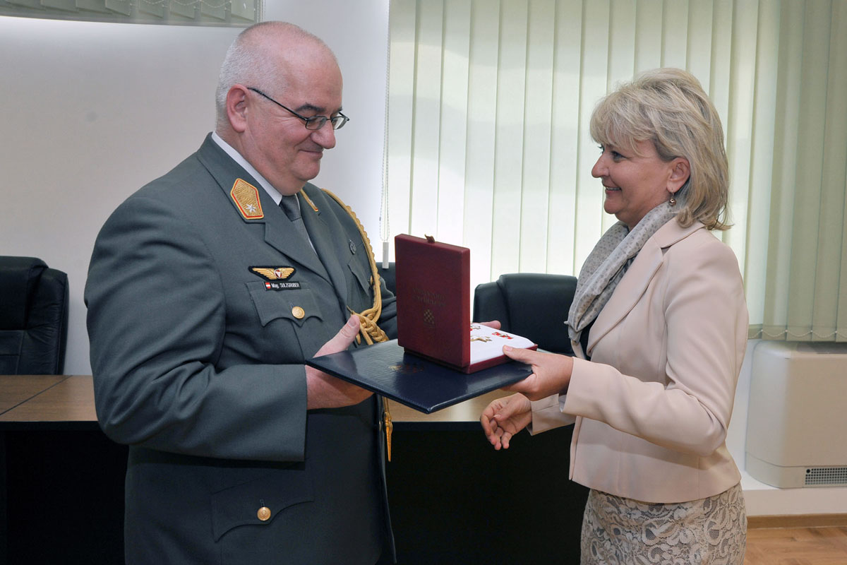 https://www.morh.hr/wp-content/gallery/zamjenica-ministra-obrane-uruila-odlikovanje-austrijskom-generalu-sulzgruberu/austrija_23082012_06.jpg