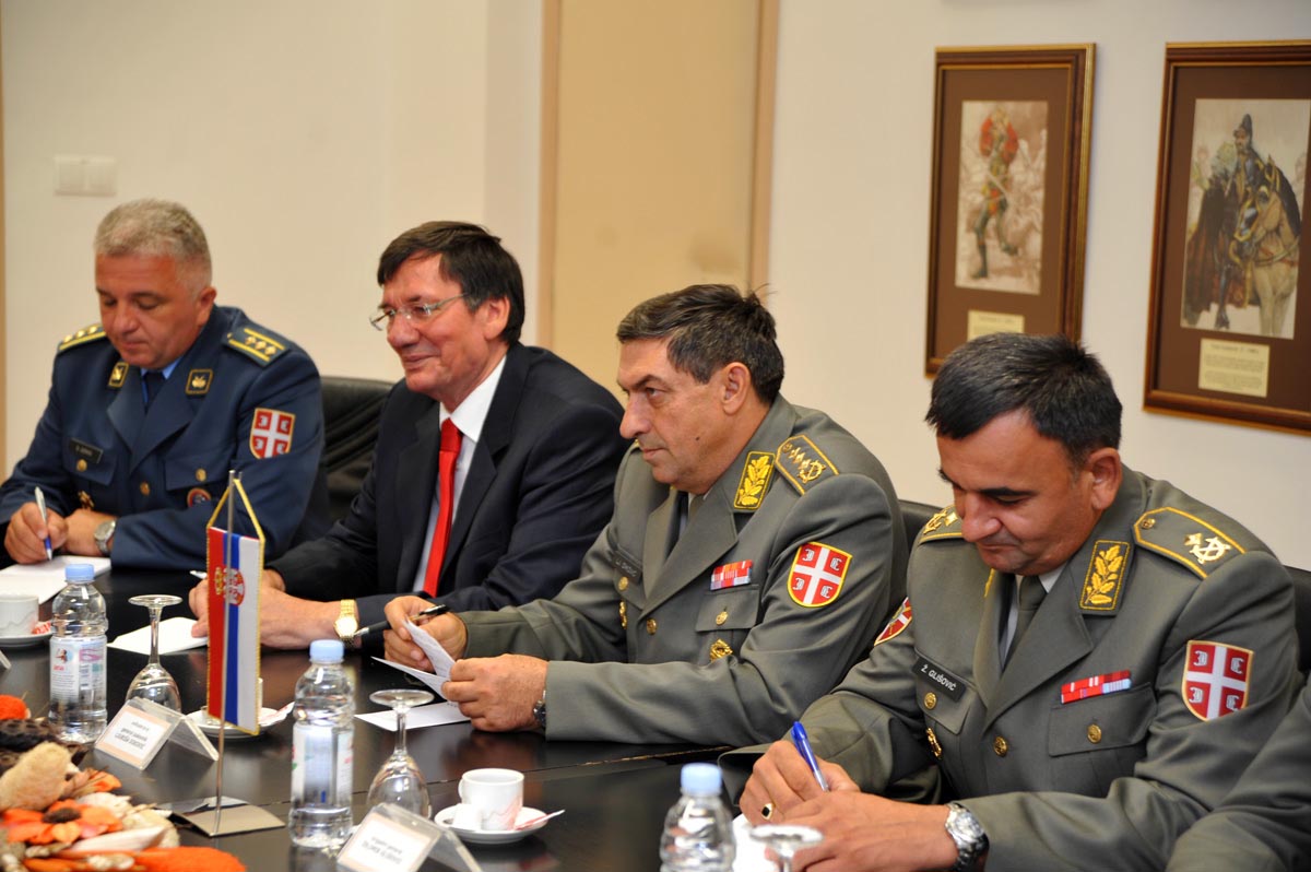 https://www.morh.hr/wp-content/gallery/zamjenica-ministra-s-naelnikom-gs-vojske-srbije-o-obrambenoj-suradnji/nacelnik_gss_23072012_13.jpg