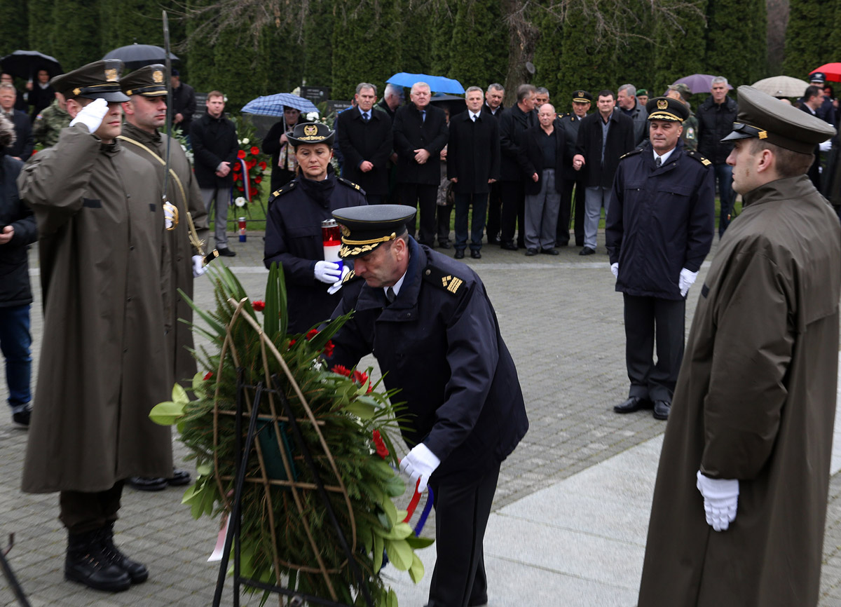 https://www.morh.hr/wp-content/gallery/zamjenik-ministra-na-obiljezavanju-dana-hrvatskih-branitelja-vukovara/vukovar_10032016_01.jpg