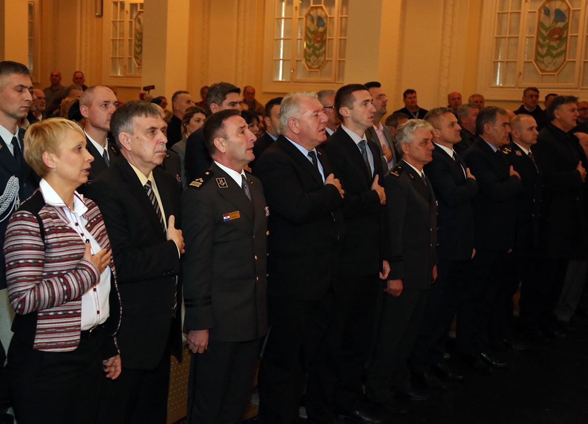 https://www.morh.hr/wp-content/gallery/zamjenik-ministra-na-obiljezavanju-dana-hrvatskih-branitelja-vukovara/vukovar_10032016_12.jpg