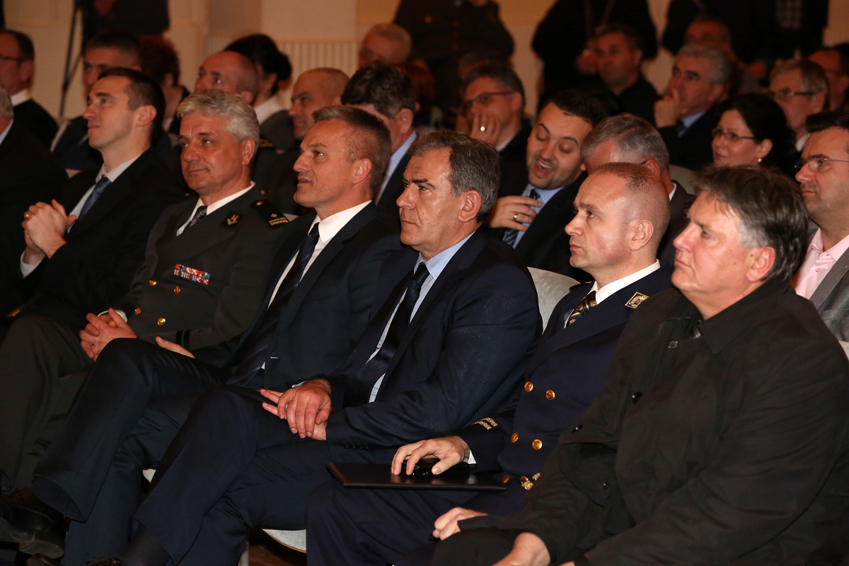 https://www.morh.hr/wp-content/gallery/zamjenik-ministra-na-obiljezavanju-dana-hrvatskih-branitelja-vukovara/vukovar_10032016_13.jpg