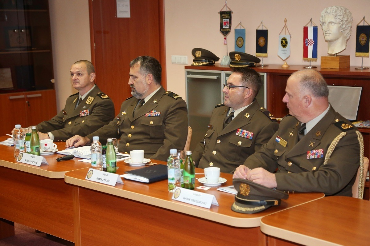 https://www.morh.hr/wp-content/gallery/zamjenik-nacelnika-zajednickog-stozera-oruzanih-snaga-bih-posjetio-hvu/ivica_jerkic_hvu_19072019_02.jpg