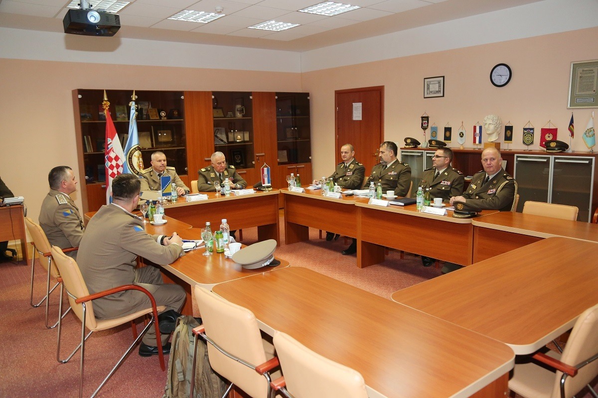 https://www.morh.hr/wp-content/gallery/zamjenik-nacelnika-zajednickog-stozera-oruzanih-snaga-bih-posjetio-hvu/ivica_jerkic_hvu_19072019_04.jpg