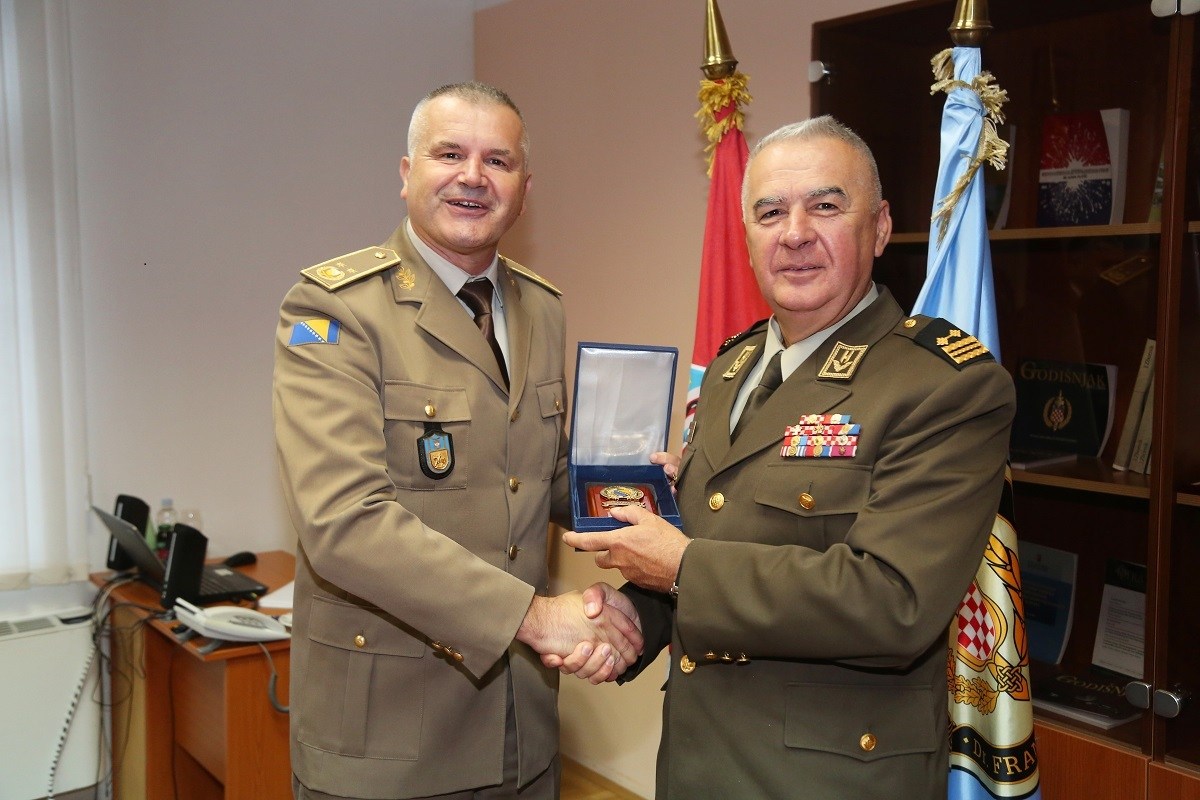 https://www.morh.hr/wp-content/gallery/zamjenik-nacelnika-zajednickog-stozera-oruzanih-snaga-bih-posjetio-hvu/ivica_jerkic_hvu_19072019_05.jpg