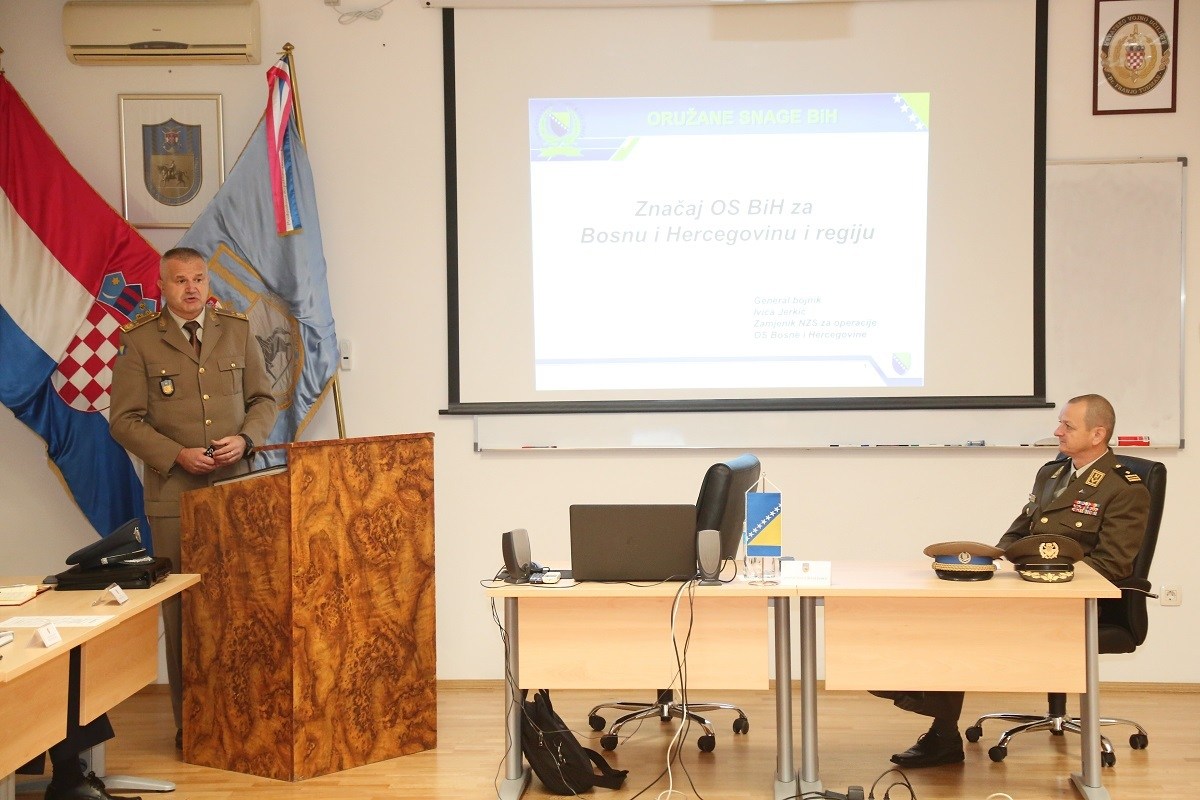 https://www.morh.hr/wp-content/gallery/zamjenik-nacelnika-zajednickog-stozera-oruzanih-snaga-bih-posjetio-hvu/ivica_jerkic_hvu_19072019_08.jpg