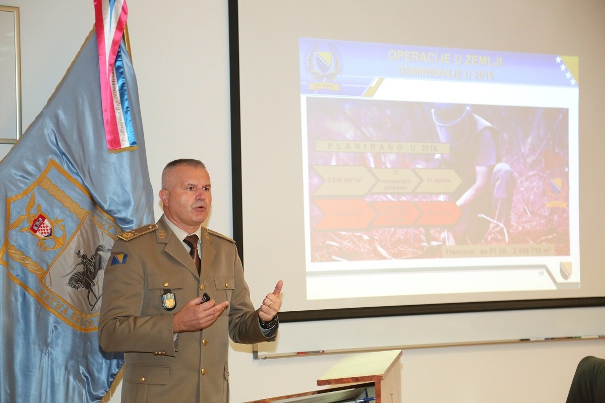 https://www.morh.hr/wp-content/gallery/zamjenik-nacelnika-zajednickog-stozera-oruzanih-snaga-bih-posjetio-hvu/ivica_jerkic_hvu_19072019_09.jpg