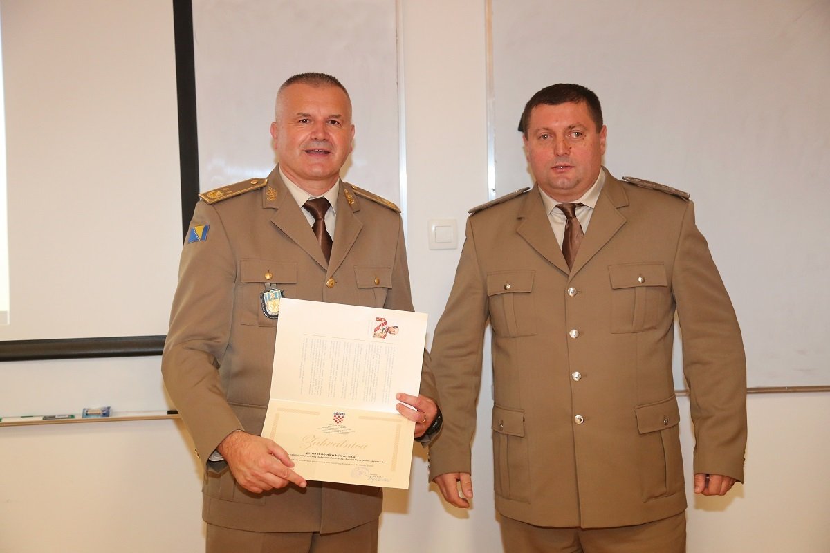 https://www.morh.hr/wp-content/gallery/zamjenik-nacelnika-zajednickog-stozera-oruzanih-snaga-bih-posjetio-hvu/ivica_jerkic_hvu_19072019_10.jpg