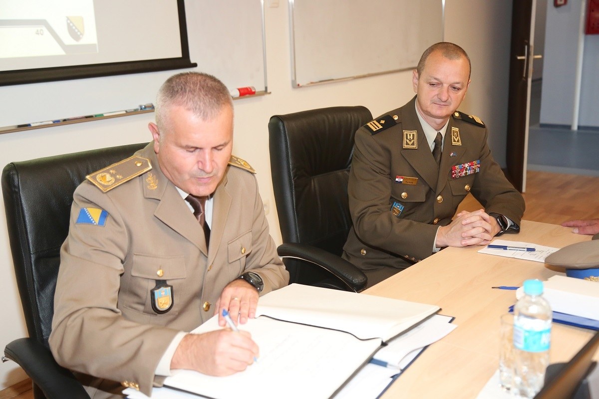 https://www.morh.hr/wp-content/gallery/zamjenik-nacelnika-zajednickog-stozera-oruzanih-snaga-bih-posjetio-hvu/ivica_jerkic_hvu_19072019_11.jpg