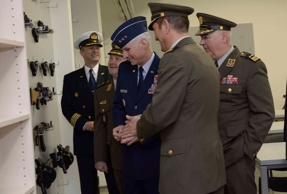 https://www.morh.hr/wp-content/gallery/zamjenik-predsjedavajuceg-vojnog-odbora-nato-a-u-posjetu-hvu/hvu_nato_08022016_04.jpg