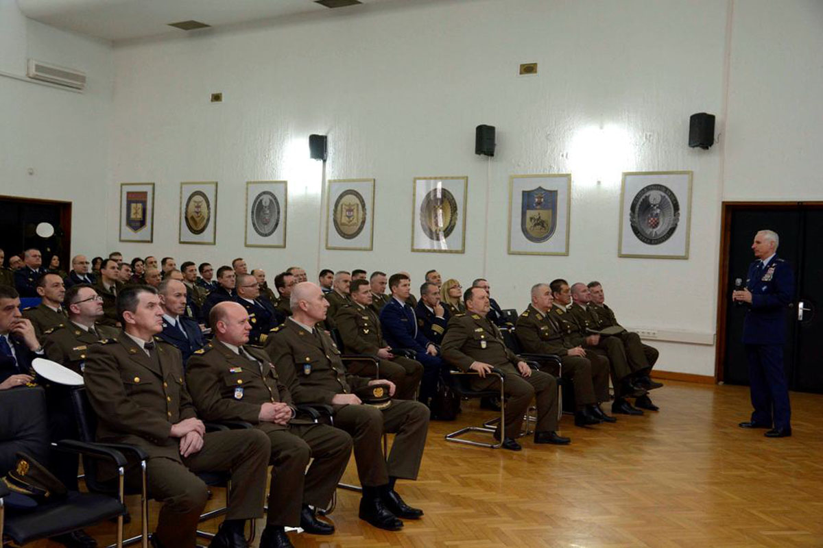 https://www.morh.hr/wp-content/gallery/zamjenik-predsjedavajuceg-vojnog-odbora-nato-a-u-posjetu-hvu/hvu_nato_08022016_07.jpg