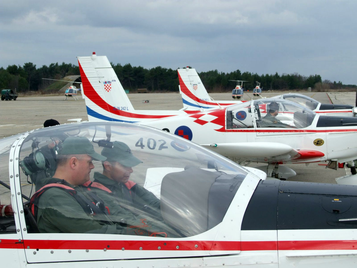 https://www.morh.hr/wp-content/gallery/zapocela-letacka-obuka-21-narastaja-hrvatskih-vojnih-pilota/obuka_25032015_2.jpg