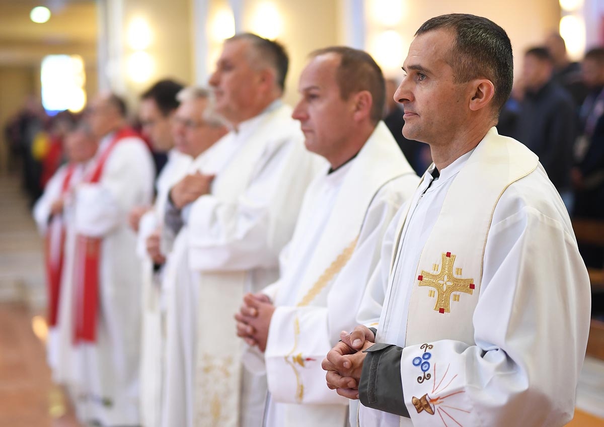 https://www.morh.hr/wp-content/gallery/zapocelo-27-vojno-hodocasce-u-lourdes/misa_10052019_08.jpg