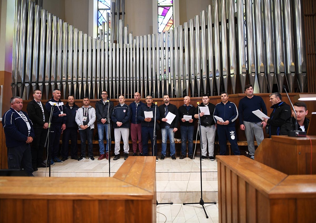 https://www.morh.hr/wp-content/gallery/zapocelo-27-vojno-hodocasce-u-lourdes/misa_10052019_18.jpg