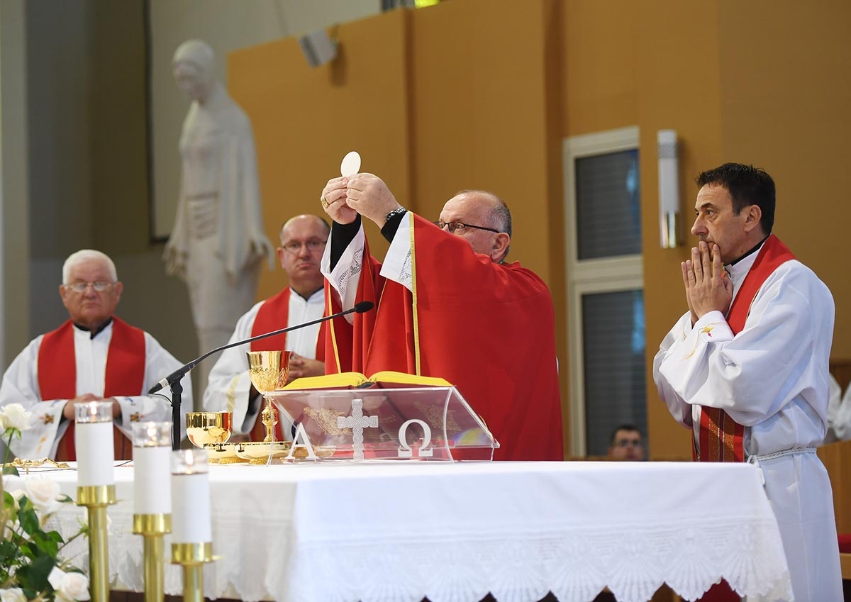 https://www.morh.hr/wp-content/gallery/zapocelo-27-vojno-hodocasce-u-lourdes/misa_10052019_21.jpg