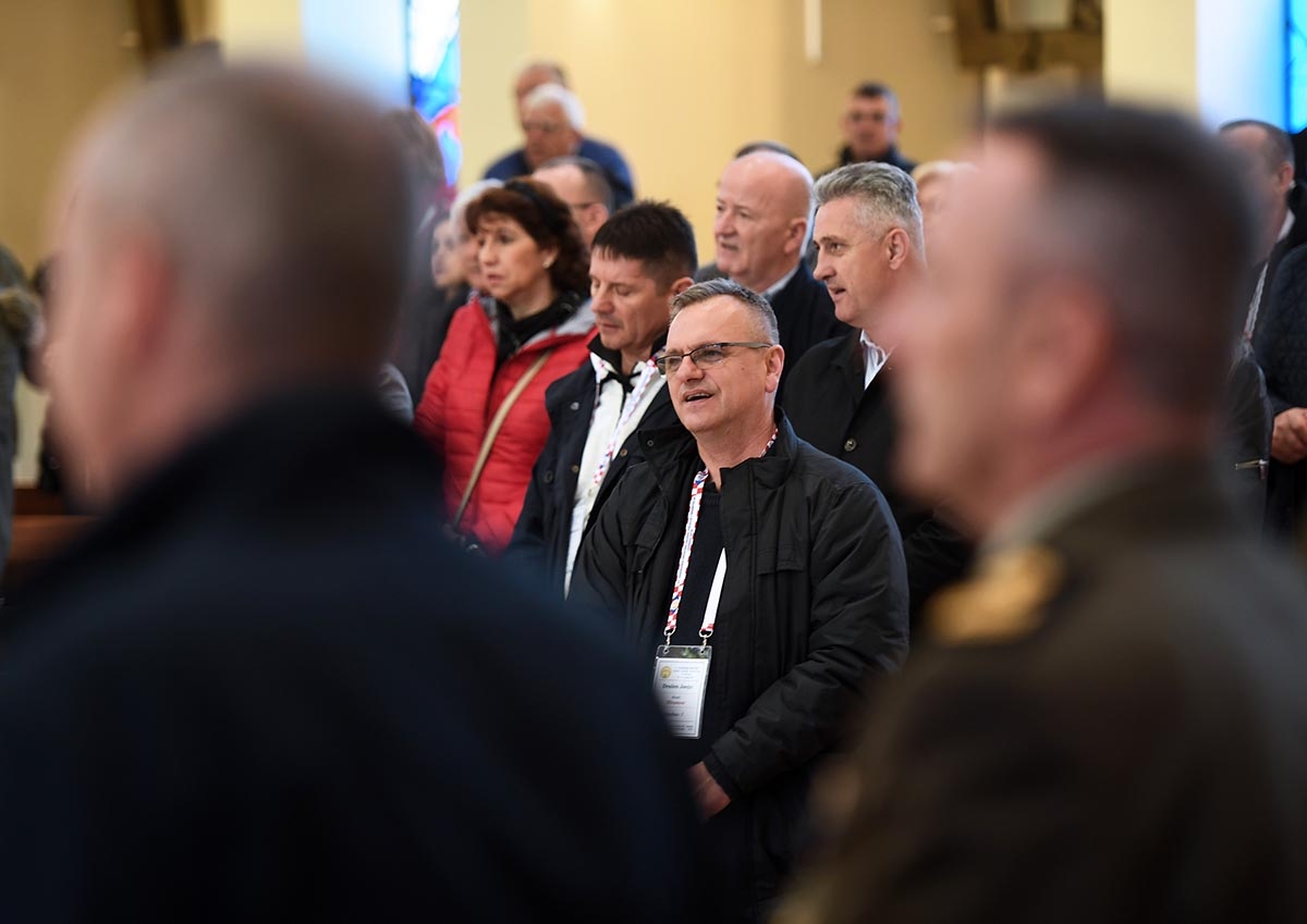 https://www.morh.hr/wp-content/gallery/zapocelo-27-vojno-hodocasce-u-lourdes/misa_10052019_27.jpg