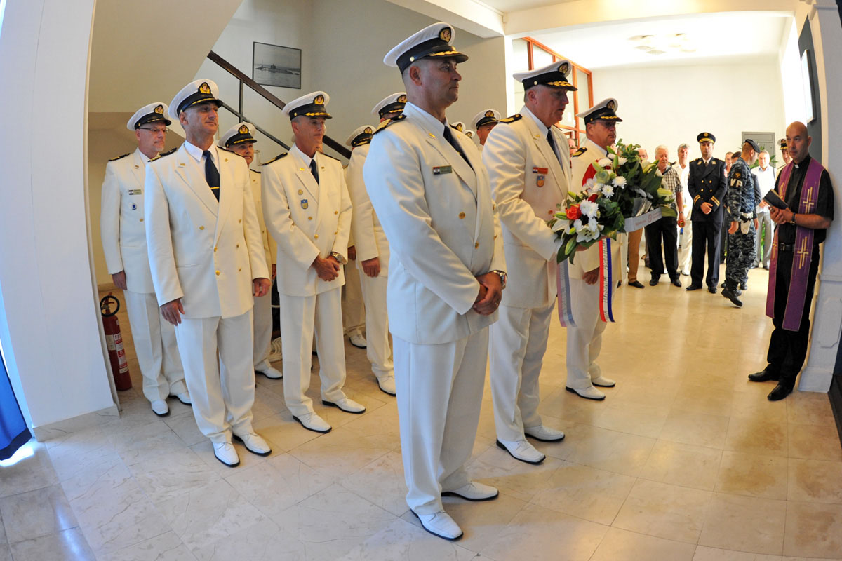 https://www.morh.hr/wp-content/gallery/zapocelo-obiljezavanje-25-obljetnice-hrvatske-ratne-mornarice-2/hrm_tb_01.jpg