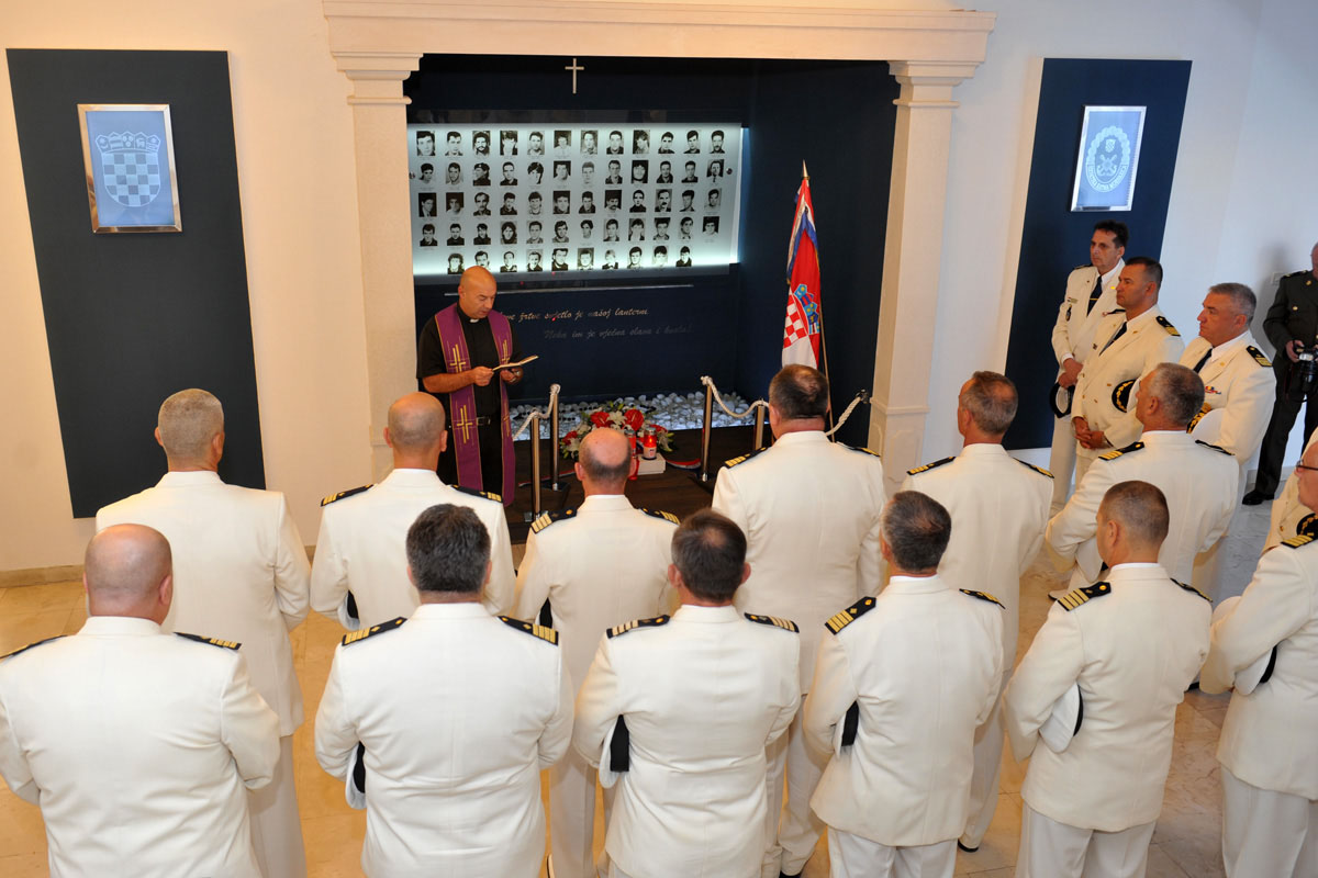 https://www.morh.hr/wp-content/gallery/zapocelo-obiljezavanje-25-obljetnice-hrvatske-ratne-mornarice-2/hrm_tb_04.jpg