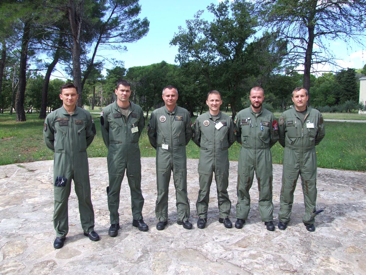 https://www.morh.hr/wp-content/gallery/zapoceo-8-tecaj-zajednicke-obuke-hrvatskih-ceskih-i-madarskih-savjetodavnih-zrakoplovnih-timova/smart_defence_15092014_2.jpg