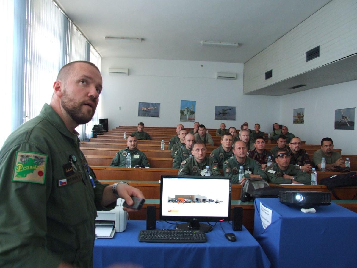 https://www.morh.hr/wp-content/gallery/zapoceo-8-tecaj-zajednicke-obuke-hrvatskih-ceskih-i-madarskih-savjetodavnih-zrakoplovnih-timova/smart_defence_15092014_4.jpg