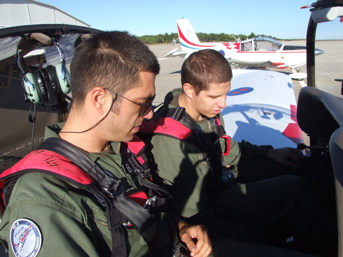 https://www.morh.hr/wp-content/gallery/zapoelo-selekcijsko-letenje-vojnih-pilota/piloti_3_07102010.jpg