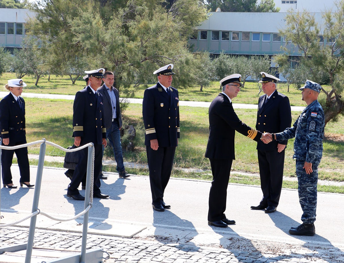 https://www.morh.hr/wp-content/gallery/zapovjednik-marcom-a-u-posjetu-hrm-u-i-splitu/marcom_28092017_14.jpg