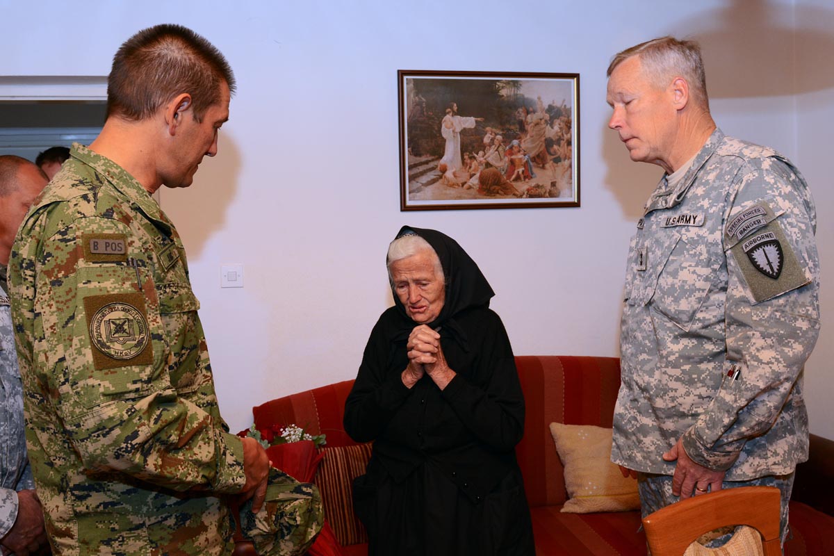 https://www.morh.hr/wp-content/gallery/zapovjednik-vjebe-jackal-stone-posjetio-obitelj-asnikog-namjesnika-ivice-jeraka/posjet_22092012_03.jpg