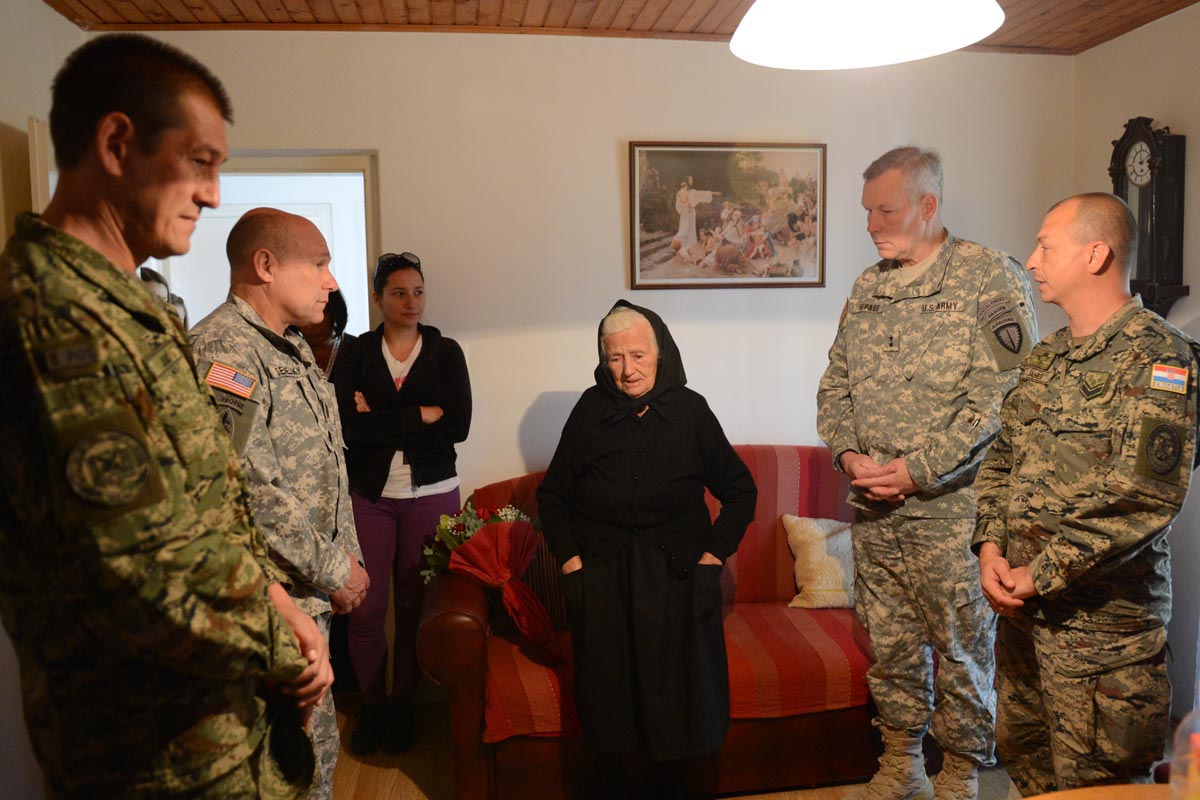 https://www.morh.hr/wp-content/gallery/zapovjednik-vjebe-jackal-stone-posjetio-obitelj-asnikog-namjesnika-ivice-jeraka/posjet_22092012_04.jpg