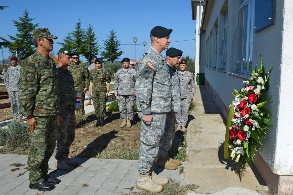 https://www.morh.hr/wp-content/gallery/zapovjednik-vjebe-jackal-stone-posjetio-obitelj-asnikog-namjesnika-ivice-jeraka/posjet_22092012_09.jpg