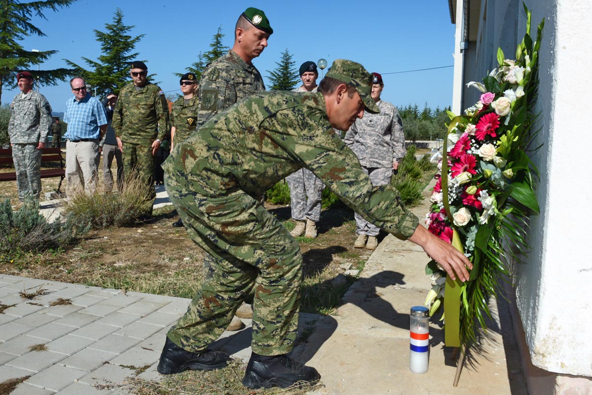 https://www.morh.hr/wp-content/gallery/zapovjednik-vjebe-jackal-stone-posjetio-obitelj-asnikog-namjesnika-ivice-jeraka/posjet_22092012_10.jpg