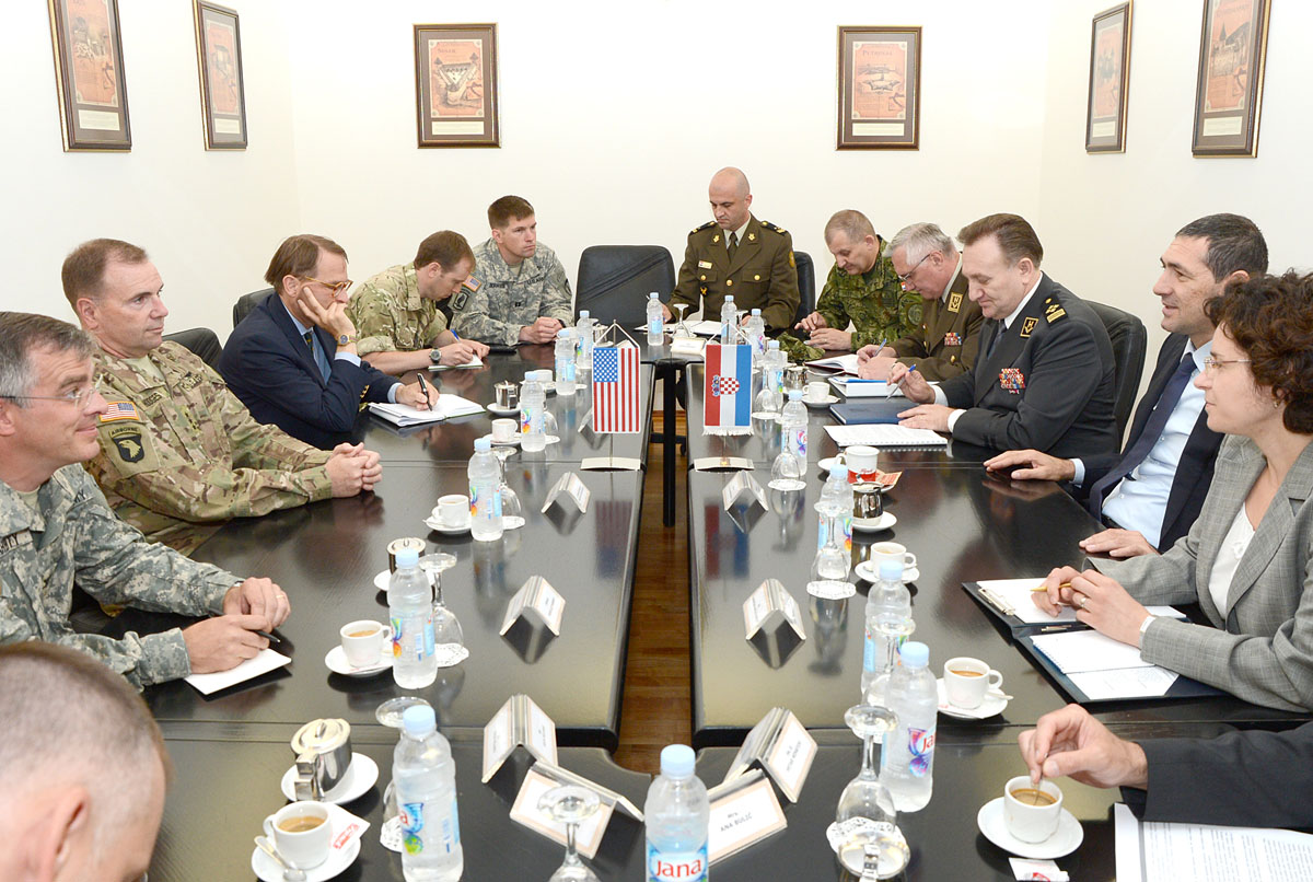 https://www.morh.hr/wp-content/gallery/zapovjednikih-snaga-usareur-general-hodges-u-posjetu-morh-u/hodges_29062015_04.jpg