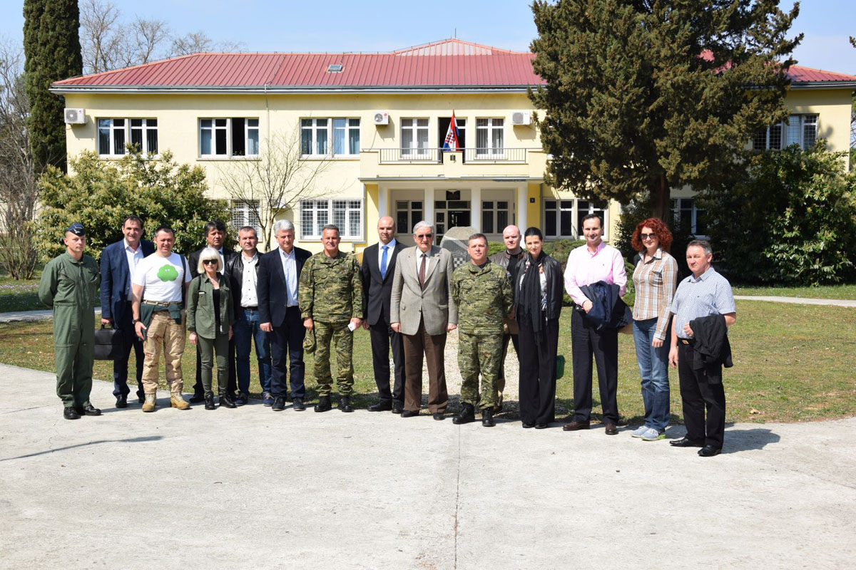 https://www.morh.hr/wp-content/gallery/zastupnici-hrvatskog-sabora-posjetili-zb-hrz-i-pzo/zemunik_04042017_01.jpg