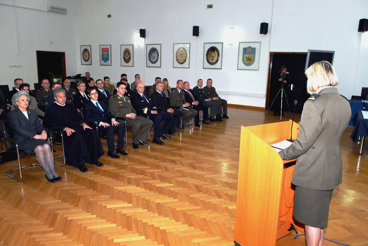 https://www.morh.hr/wp-content/gallery/zavretak-9-narataja-vojno-diplomatske-izobrazbe/vdi_24042010_1.jpg