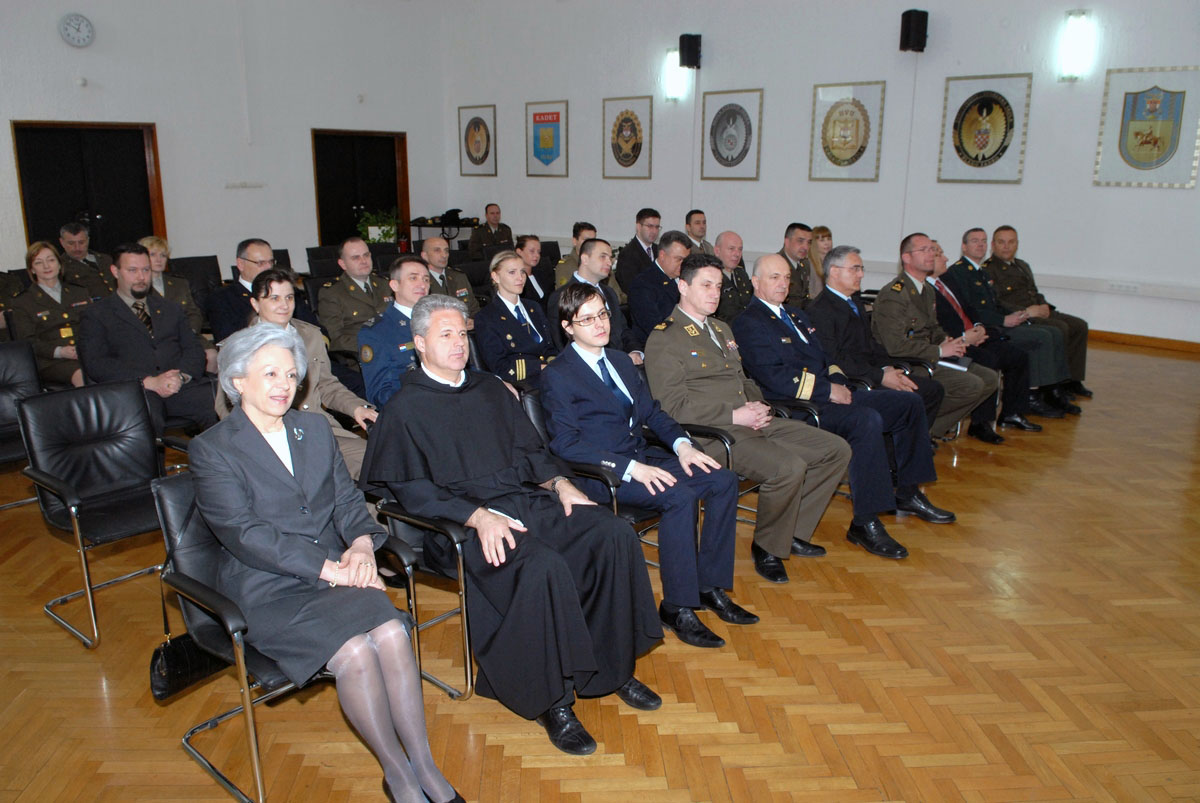 https://www.morh.hr/wp-content/gallery/zavretak-9-narataja-vojno-diplomatske-izobrazbe/vdi_24042010_2.jpg