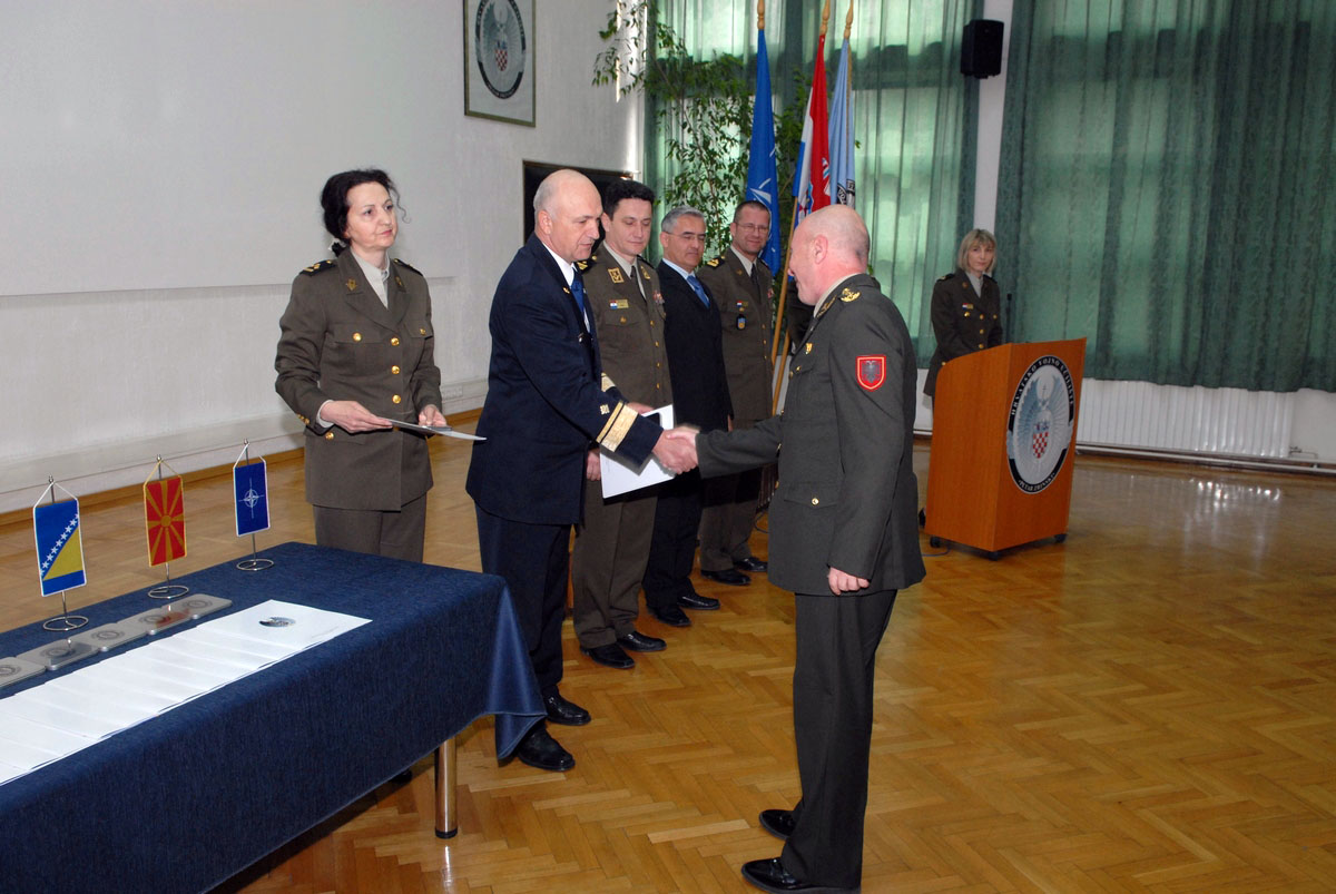 https://www.morh.hr/wp-content/gallery/zavretak-9-narataja-vojno-diplomatske-izobrazbe/vdi_24042010_3.jpg