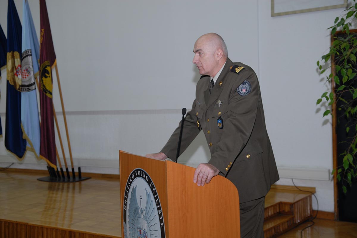 https://www.morh.hr/wp-content/gallery/zavrila-izobrazba-etvrtog-narataja-vojno-strukovne-izobrazbe-asnika/hvu_03052013_02.jpg