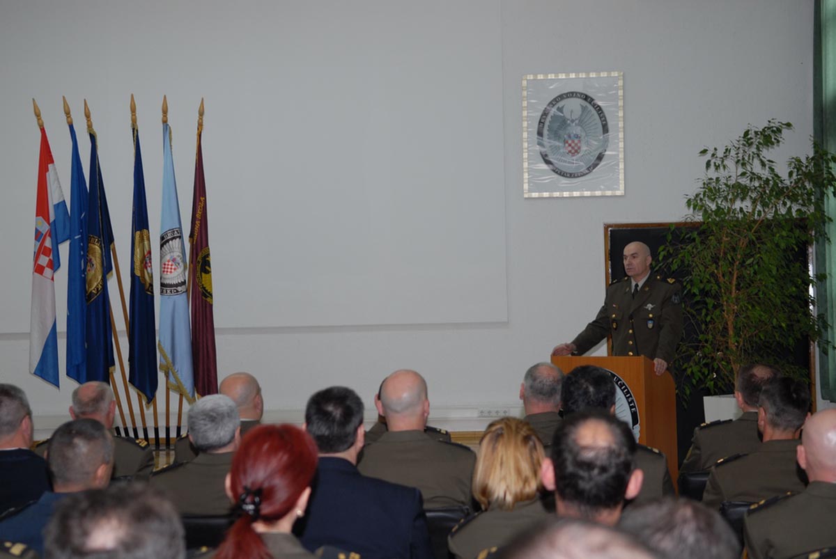 https://www.morh.hr/wp-content/gallery/zavrila-izobrazba-etvrtog-narataja-vojno-strukovne-izobrazbe-asnika/hvu_03052013_03.jpg