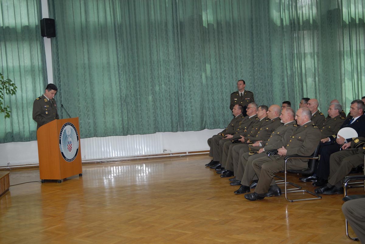 https://www.morh.hr/wp-content/gallery/zavrila-izobrazba-etvrtog-narataja-vojno-strukovne-izobrazbe-asnika/hvu_03052013_04.jpg