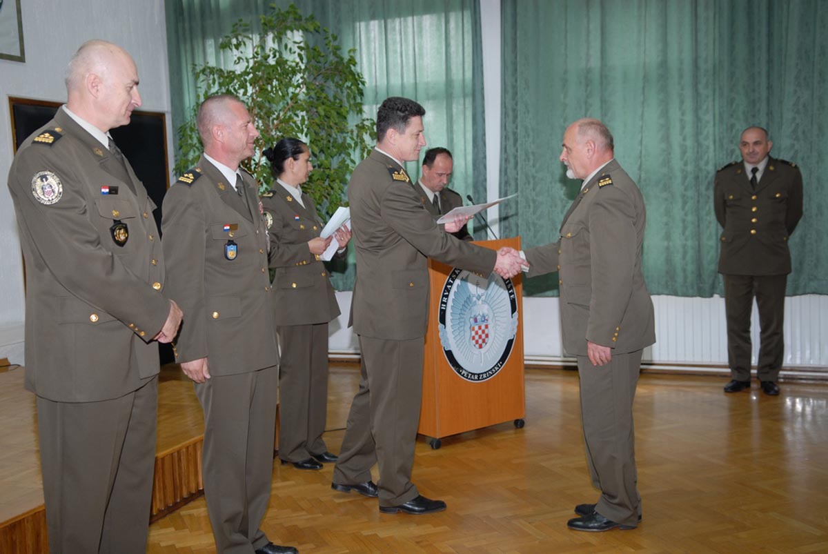 https://www.morh.hr/wp-content/gallery/zavrila-izobrazba-etvrtog-narataja-vojno-strukovne-izobrazbe-asnika/hvu_03052013_05.jpg