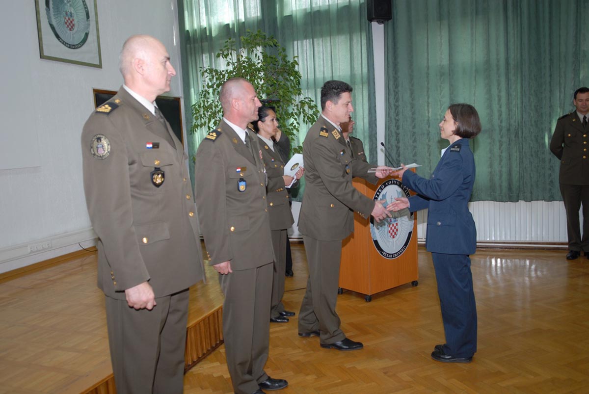 https://www.morh.hr/wp-content/gallery/zavrila-izobrazba-etvrtog-narataja-vojno-strukovne-izobrazbe-asnika/hvu_03052013_06.jpg