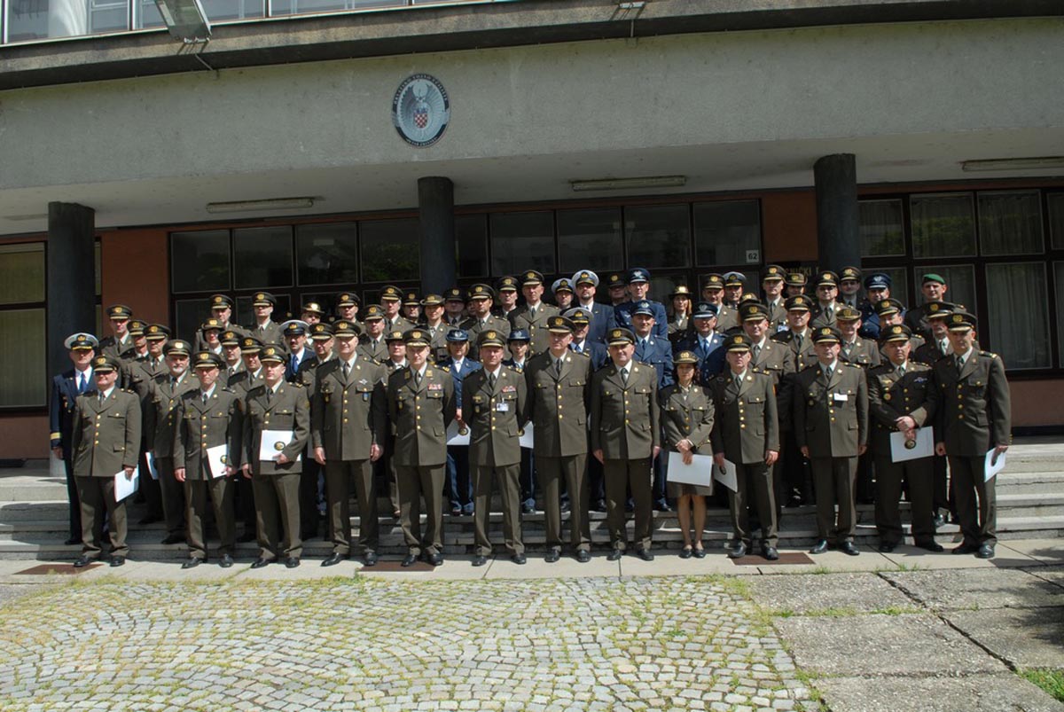 https://www.morh.hr/wp-content/gallery/zavrila-izobrazba-etvrtog-narataja-vojno-strukovne-izobrazbe-asnika/hvu_03052013_07.jpg