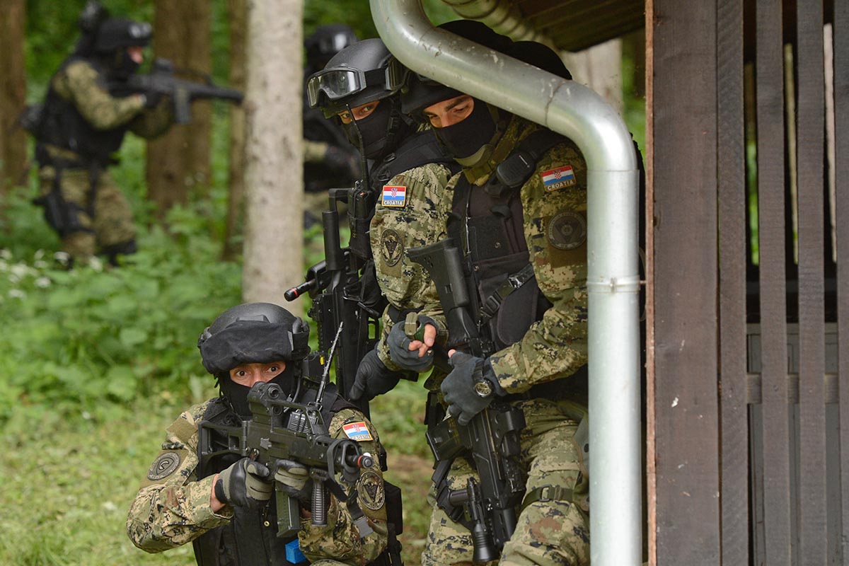 https://www.morh.hr/wp-content/gallery/zavrna-vjeba-teaja-za-vojne-promatrae-un-a/promatraci_23052013_16.jpg